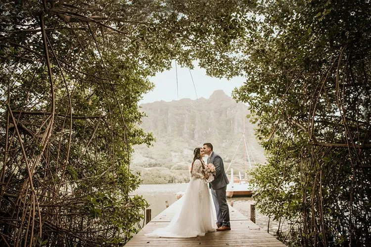 wedding photo shoot at kualoa boat dock